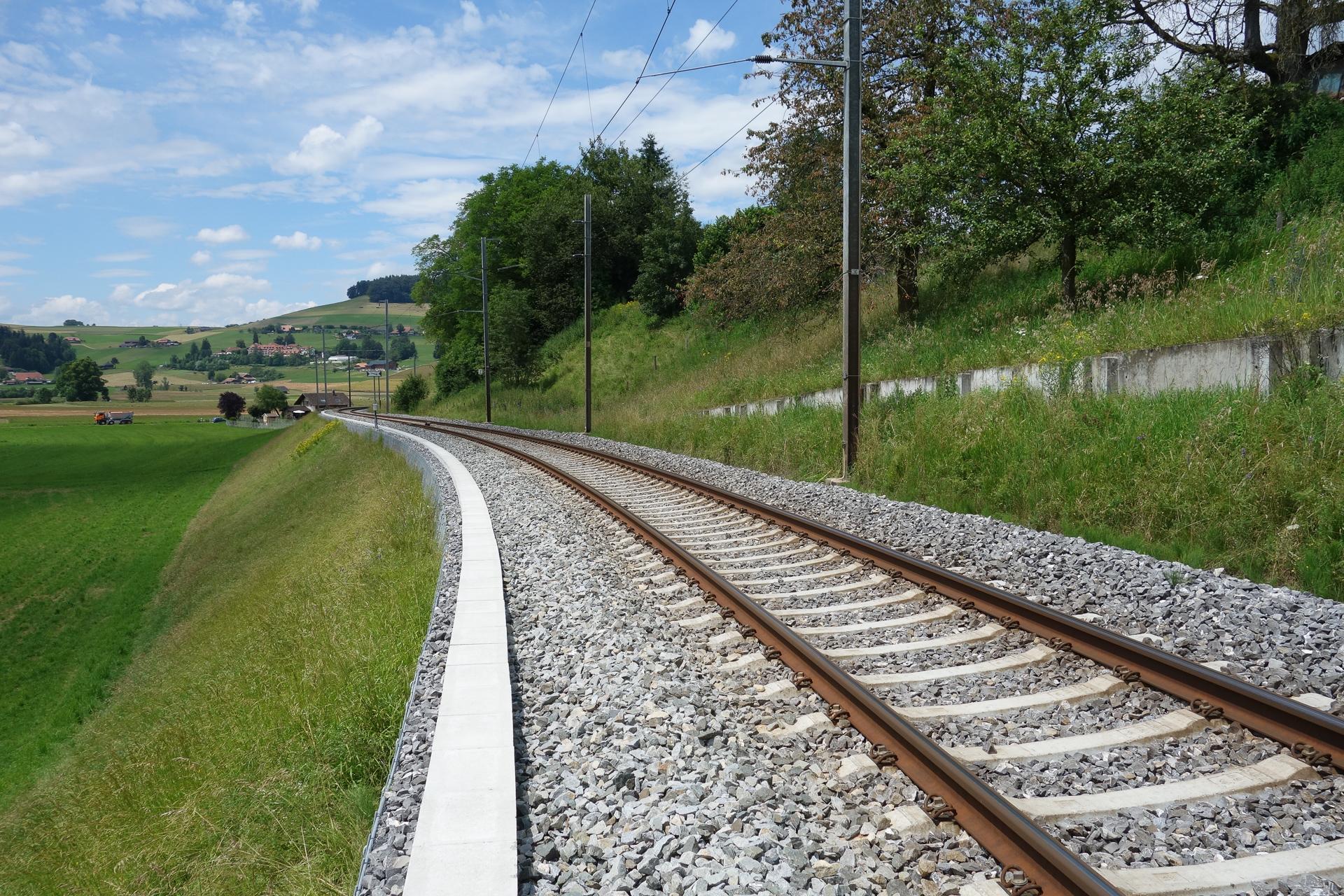 Vigier Gleis in Grünlandschaft