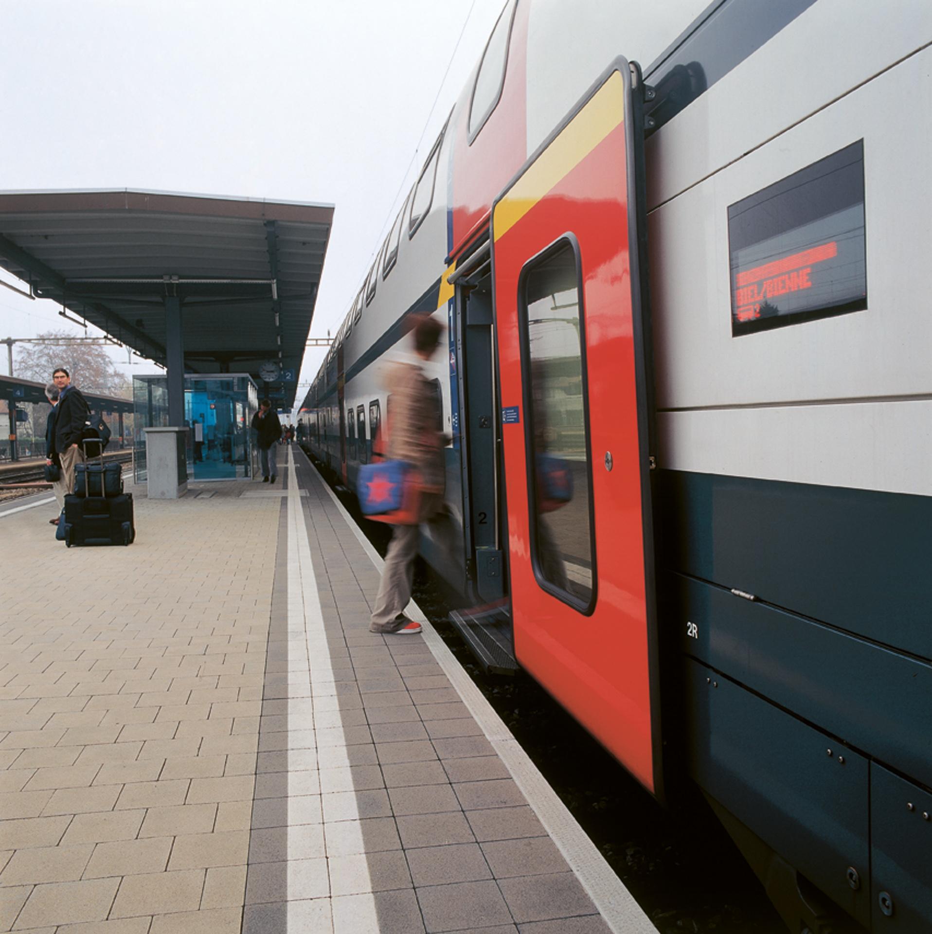 Bahnperron mit stehendem Zug