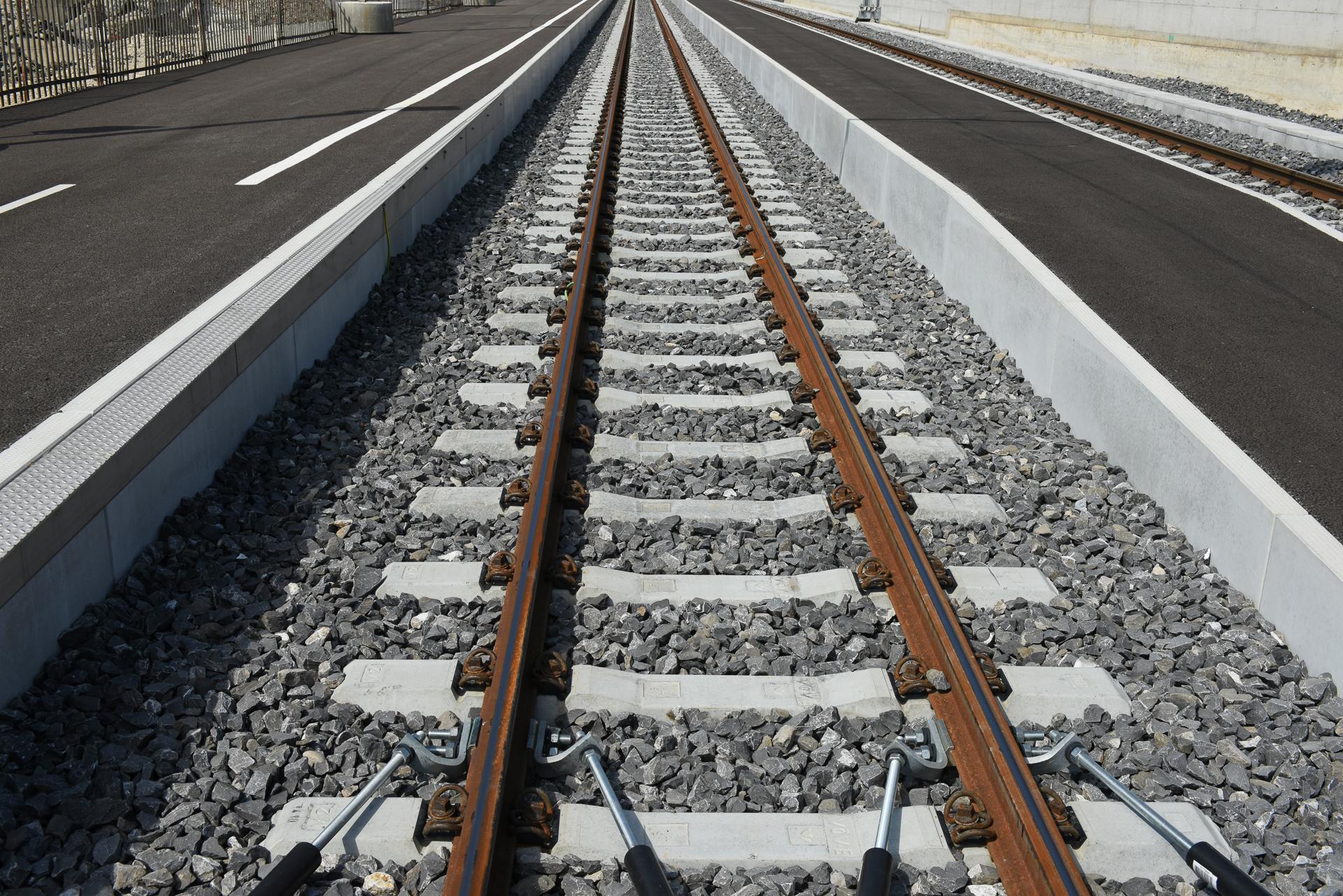 Bahnperron mit Gleisen